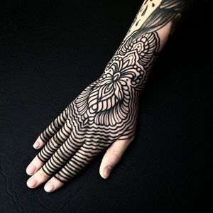 Sacred geometric tattoo by Charly Saconi. #CharlySaconi #sacredgeometry #blackwork #trippy #hand