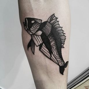 Blackwork Fish Tattoo por Evel Qbiak #Blackwork #BlackworkTattoos #BlackInk #ContemporaryTattoos #ModernTattoos #BlackInk #Fish #blckwrk #BlackworkArtists #EvelQbiak