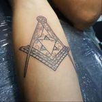 Por Guilherme Salles #GuilhermeSalles #brasil #brazil #brazilianartist #tatuadoresdobrasil #arquitecture #arquitetura #compass #compasso #esquadro #setsquare #maçonaria #masonry #triangulo #triangle #blackwork