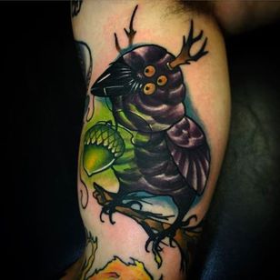 Funky pájaro con cuernos.  Tatuaje loco de Shane Klos.  #shaneklos #neotradicional #ilustrativo #revolutioninkstudio #fugl