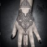 Trabalho ornamental na mão por Flavio Souza! #FlavioSouza #tatuadoresbrasileiros #blackwork  #ornamental #ornamentaltattoo #handtattoo