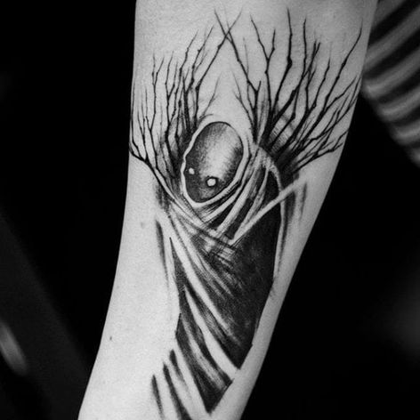 Tatuaje de monstruo flaco de Sergei Titukh.  #SergeiTitukh #blackwork # espeluznante # pesadilla # criatura # espeluznante # oscuro # monstruo