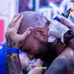 Gustavo Silvano, mestre do tradicional americano sofrendo sendo tatuado! Sangue, suor e satisfação! #TattooWeekRio #TattooWeekRio2017 #convenção #evento