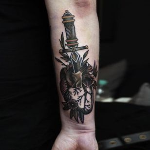 Tatuaje en el antebrazo de una daga atravesada por un corazón anatómico.  Trabajo de tatuaje sólido de Ibi Rothe.  #IbiRothe #traditionaltattoo #fat tattoos # dagger #heart #anatomicalheart