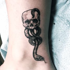 Marca Negra feita no estúdio Skull Haus Tattoos And Piercings! Sabe quem é o artista? Conte para a gente! #BlackWork #DarkMark #MarcaNegra #MarcaNegraTattoo #HarryPotter #HarryPotterTattoo #Skull #Snake