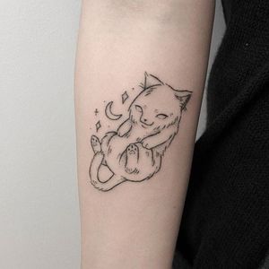 Handpoked cat tattoo by Teagan Campbell. #TeaganCampbell #handpoke #linework #cute #creature #cat