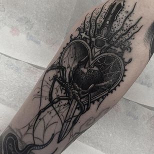 Araña negra + daga + tatuaje de corazón de Neil Dransfield.  #NeilDransfield #blackwork #neotraditional #spider #heart # daga
