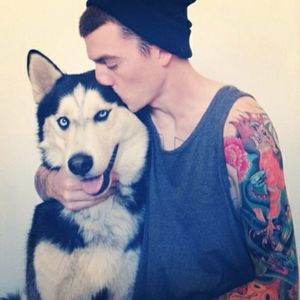 Tattoodude with a husky. Picture via Pinterest #tattoodude #husky #dog #tattooedmodel