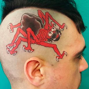 Tatuaje de araña super cool en el cuero cabelludo.  Tatuaje realizado por Freddy Leo.  #FreddyLeo #Japanese style tattoo #irezumi #BuenosAires #spider #head tattoo