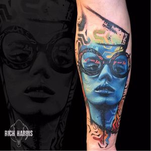 Feita por Rich Harris #RichHarris #gringo #woman #mulher #geometric #geometrica #realismo #realism #colorido #fullcolor #oculos #glasses