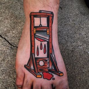 Tatuaje de guillotina por Alex Zampirri