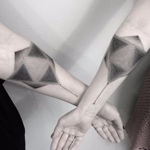 Matching geometry by Bartosz Jakub Namiotko #BartoszJakubNamiotko #blackwork #blackandgrey #geometric #geometry #pattern #triangle #linework #dotwork #matching #shapes #tattoooftheday