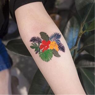 Tropical vía instagram zihee_tattoo #hibiscus #flower #floral #palm #palmleaf #tropical #watercolor #colorful #illustrative #zihee