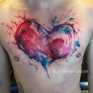 Tatuaje de pulpo en el pecho por Ryan Tews.  # acuarela # placas de tinta #corazón #RyanTews