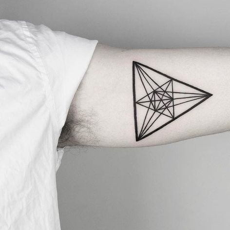 Triangulos.  (a través de IG - malwina8) #MalvinaMariaWisniewska #minimalistisk #blackwork #triangle
