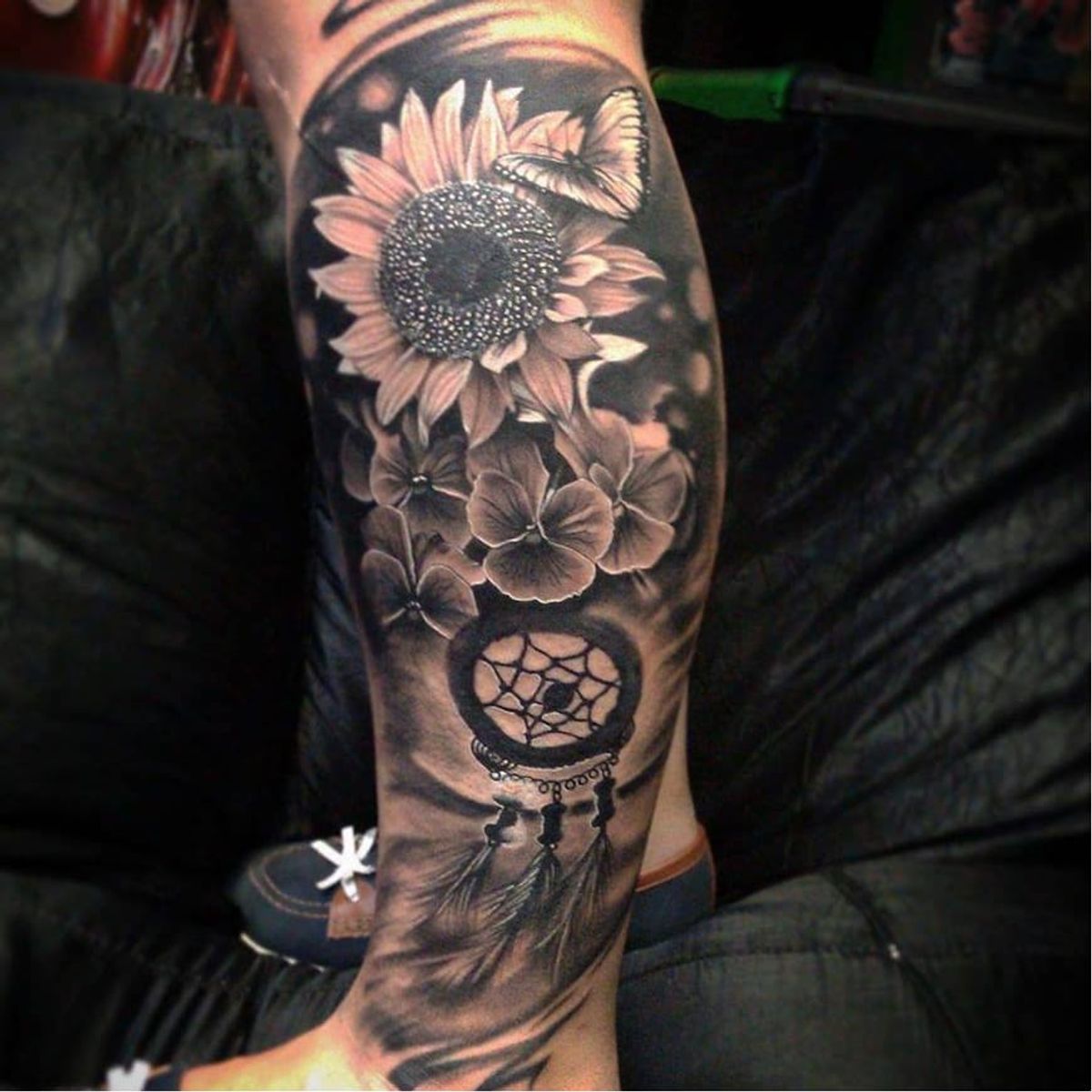 Tattoo uploaded by Filipe Lopes • Filtro dos sonhos lindíssimo!  #filtroDosSonhos #dreamCatcher #girasol #flor #flower #KlebyzTattoo  #KlebyzSoares #comics #comicsRealista #realismo #realismoColorido #colorido  #colorful #ElectricInk #InkTeam • Tattoodo