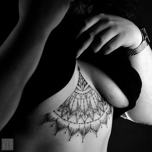Delicate ornamental tattoo by Marine Ishigo #MarineIshigo #ornamental #halfmandala #mehndi #sternum