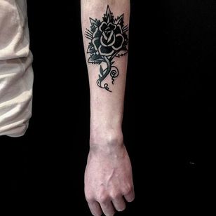 Hermoso tatuaje de rosa de Levi Rivoire.  #levirivoire #traditional #black tattoos #rose #rose tattoo
