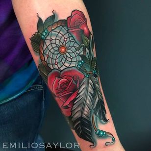 Fantástico tatuaje de rosa y atrapasueños realizado por Emilio Saylor.  #EmilioSaylor #atrapasueños #rosa #neotradicional