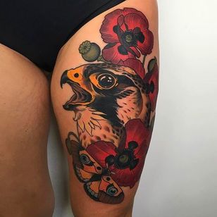 Hermosa pieza de muslo de un halcón, polilla y algunas flores.  Tatuaje de Emily Rose Murray.  #emilyrosemurray #neotradicional #falk #polilla #flores