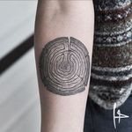 A labyrinth in a cut of wood by Harry Plane (IG—harry.plane). #blackwork #HarryPlane #maze #labyrinth