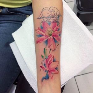 Flores por Wina Brasil! #WinaBrasil #TatuadorasBrasileiras #TatuadorasDoBrasil #TattooBr #FozdoIguaçu #flordelotus #lotusflower #flower #flor #watercolor #aquarela