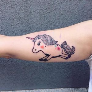 Adorable unicorn by Lia November #unicorn #cute #girly #illustration #minimalist #animal #tattooapprentice #heart #colors #LiaNovember