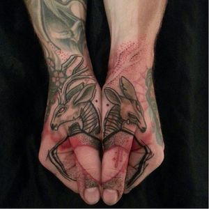 Rad finger tattoo by Mich Beck #MichBeck #graphic #artistic #thumb #deer #stag #hand #handtattoo