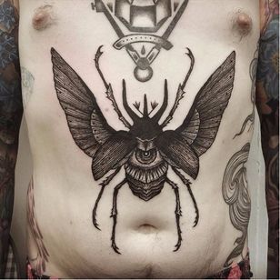 Tatuaje de escarabajo espeluznante por Ildo Oh #IldoOh #blackwork #beetle