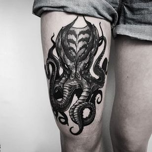 Tatuaje de pulpo por Vladimir Pride #octopus #alien #blackwork #blackink #blackworkartist #darkart #dotwork #dotshading #blackworkartist #VladimirPride