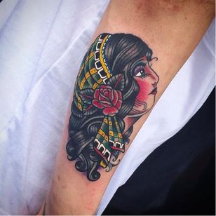 Tatuaje de cabeza femenina de Saschi McCormack #traditional #color #SaschiMcCormack #lady #traditionallady #traditionalladyhead