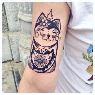 Tatuaje de gato de la suerte por Lia November #LiaNovember #ilustrativo #minimalista #pequeño #linework #luckycat #cat