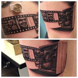 Pequeño, pero increíblemente detallado, tatuaje de tira de película y TV de Jens Bergstrom.  # gris negro # realismo # televisión #cine #JensBergstrom