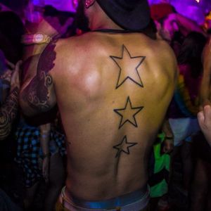 Star tattoos were a big trend a few years back but this guy is showing them off in 2016, photo by Rodrigo Zaim and Lucas Jacinto #tomorrowlandbrazil #festival #tattoostyle #RodrigoZaim #LucasJacinto #stars