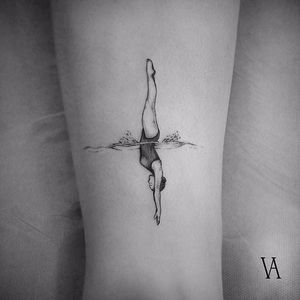 Diver tattoo by Violeta Arus. #VioletaArus #blackwork #blackwork #diver #swimmer #swimming #swim #fineline #weightlifter #olympian #sports #olympics