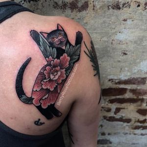 Peony cat tattoo by Betty Rose #BettyRose #cat #kitten #linework #peony #flower (Photo: Instagram)