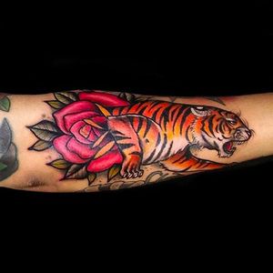 Rad composition on this rose and tiger combination. Beautiful colored tattoo by Jan Fresco. #toxic #JanFresco #goodhandtattoo #neotraditional #coloredtattoo #tiger #rose