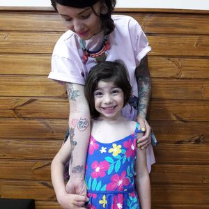 A tatuadora e mamãe orgulhosa Thaís Leite, com a tatuagem feita pela sua filha Sofia! #ChrisSantos #ThaísLeite #CalaveraTattoo #TatuagemEmFamilia #FamiliaTatuada