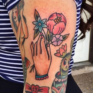 Tatuaje tradicional de mano y flor de Randy Conner.  #tradicional #RandyConner #mano #flores