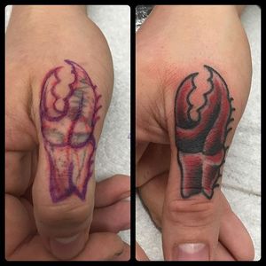 Finger Tattoo by Charlie Coppolo #crabclaw #crab #seacreature #claw #CharlieCoppolo