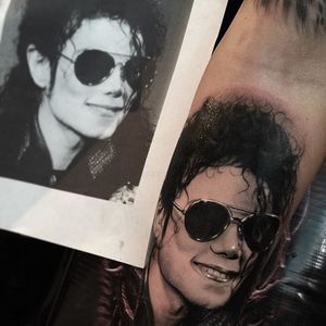 Alex Bruz (IG—alexbruz) does the king of pop justice in this picture perfect portrait of Michael Jackson. #AlexBruz #blackandgrey #MichaelJackson #portraiture #realism