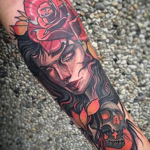 Tatuaje de chica neo tradicional por Isnard Barbosa #NeoTraditional #NeoTraditionalTattoos #NeoTraditionalWoman #NeoTraditionalGirl #skull #rose