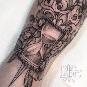 Hourglass Tattoo by Lawrence Edwards #hourglass #hourglasstattoo #dotwork #dotworktattoo #dotworktattoos #blackwork #blackworktattoo #blackworktattoos #dot #dottattoos #LawrenceEdwards