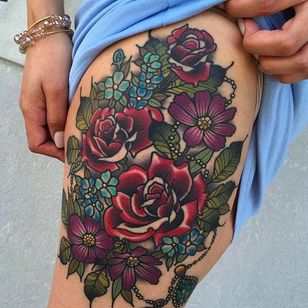 Hermoso ramo de flores y un collar de esmeraldas.  Tatuaje de Katie McGowan.  #katiemcgowan #blackcobratattoo #coloredtattoo #flowers #roses #margueritter