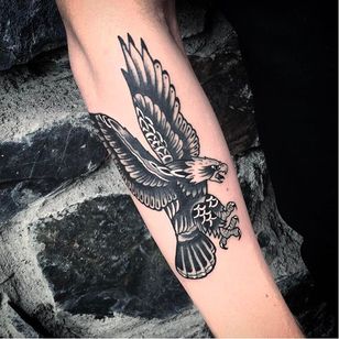 Tatuaje de águila de Saschi McCormack #traditional #eagle #SaschiMcCormack #blackandgrey #blackwork #traditionaleagle