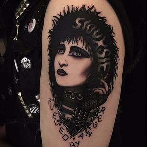 Siouxsie fueled by anger by Moira Ramone #MoiraRamone #siouxsiesioux #siouxsieandthebanshees #portrait #black #color #punk #traditional #tattoooftheday