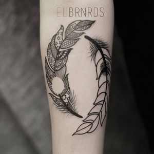 Beautiful feather tattoo #feather #ElBernardes #feathertattoo #linework