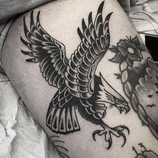 Tatuaje de águila por Griffen Gurzi #eagle #eagletattoo #blackworkeagle #traditional #traditionaltattoo #oldschooltattoo #oldschooltattoos #GriffenGurzi #blackandgrey