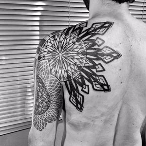 Tatuagem porradaça do Raphael Lopes! #RaphaelLopes #geometria #geometry #pontilhismo #dotwork #TatuadoresDoBrasil