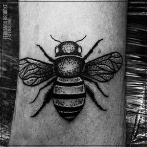 #FernandaVanDerBrooke #blackwork #tatuadorasbrasileiras #TatuadorasDoBrasil #abelha #bee